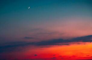 increíble puesta de sol con un Luna foto