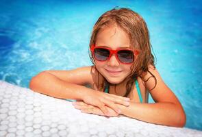 niña en la piscina foto