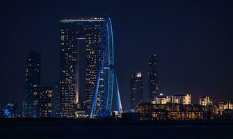 Dubai en la noche foto