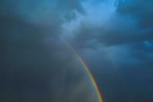 brillante arco iris en nublado cielo foto