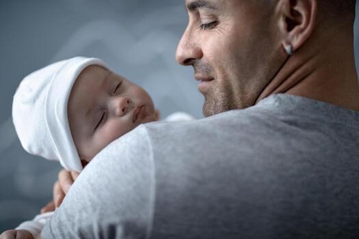 contento padre con recién nacido bebé foto