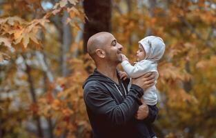 joven familia en otoño bosque foto