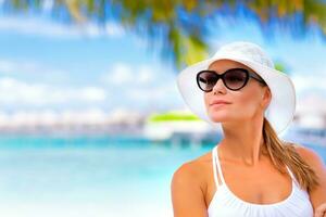 bonito mujer en verano Días festivos foto