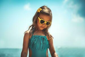 bonito niña en el playa foto