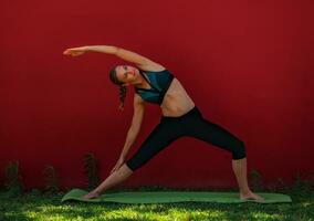 mujer haciendo yoga al aire libre foto