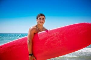 adolescente chico con tabla de surf foto