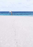 disfrutando vacaciones en el playa foto