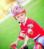 pequeño chico en bicicleta foto