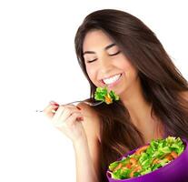 linda niña comiendo ensalada foto