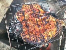 A la parrilla tilapia con un delicioso y ligeramente picante gusto foto