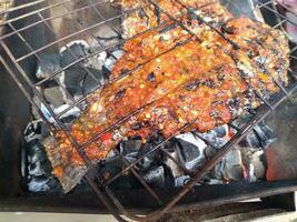 A la parrilla tilapia con un delicioso y ligeramente picante gusto foto