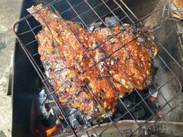 A la parrilla tilapia con un delicioso y ligeramente picante gusto foto