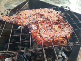 A la parrilla tilapia con un delicioso y ligeramente picante gusto foto