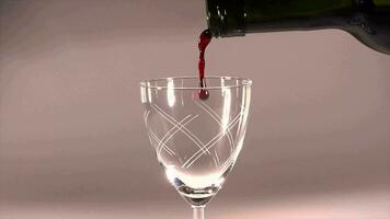 gieten rood wijn in een wijn glas video