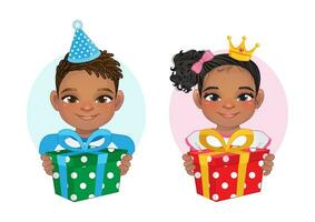 cumpleaños fiesta concepto con americano africano chico y niña participación regalo caja dibujos animados personaje vector