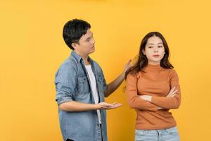 joven asiático hombre argumentó con su Novia mientras postergación a él. relación problemas. foto