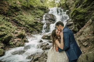 retrato de un contento novia y novio cerca un cascada. novia y novio. Boda foto sesión en naturaleza. foto sesión en el bosque de el novia y novio.