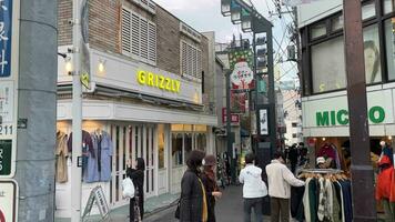 tokio, Japón - diciembre 18 , 2023 shimokitazawa. el barrio es bien conocido para el densidad de pequeño independiente Moda minoristas, cafés, teatros, barras y En Vivo música lugares. video