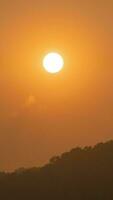 timelapse du coucher de soleil spectaculaire avec un ciel orange dans une journée ensoleillée. video