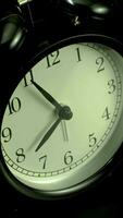 vertical hora lapso vídeo de un reloj hora paso terminado un día a noche. video