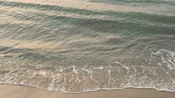 vague éclabousser dans lever du soleil ou le coucher du soleil sur une tropical plage. video
