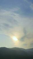 ciel crépusculaire et à l'aube avec un laps de temps vertical de cumulus dans une soirée. video