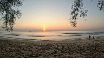timelape mattina Alba di il mare spiaggia con crepuscolo luci video