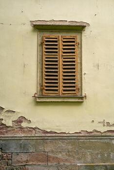 antiguo ventanas con persianas en antiguo casa foto