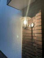 iluminado pared lámpara en un puerta foto