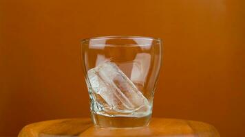 vaso hielo cubitos frío agua vaso, foto hecho en un estudio