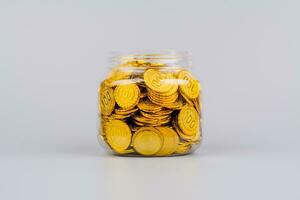 ahorro oro monedas en vaso botellas, oro cepo, invertir en oro, alto valor activos. foto