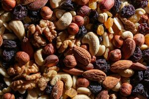 mezclado nueces. Almendras, nueces, anacardos, miseria, avellanas, seco ciruelas pasas y Pasas. diferente nuez mezcla. antecedentes desde varios nueces y seco frutas foto