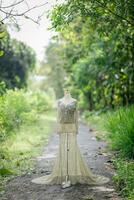 vestir detalles. verde Boda vestir en maniquí. foto