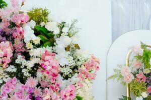 decoraciones de la boda fondo de boda con flores y decoraciones de boda indonesias. foto