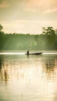 retrato de pescadores preparando a pescado en un reservorio o lago con un canoa o de madera bote. foto