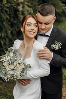 hermosa Boda Pareja. el novio abraza el novia desde detrás por el espalda. contento Boda foto de el novia y novio.