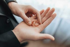 foto de Boda anillos ese mentira hermosamente en el del novio manos. un hermosa foto con detalles de el boda. Boda día. luz. un elegante hombre. hermosa manos