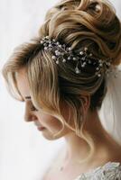Boda detalles. foto de un elegante peinado de un rubia novia. hermosa chinos. hermosa pelo y constituir. diadema