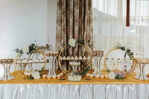 un delicioso boda. caramelo bar para un banquete. celebracion concepto. de moda postres mesa con dulces, dulces. frutas foto