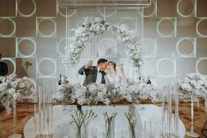 novia y novio silla a Boda recepción. todo es casi terminado para Boda ceremonia. banquete Boda foto