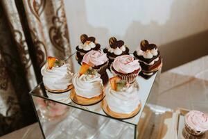 A delicious wedding. Candy bar for a banquet. Celebration concept. Fashionable desserts. Table with sweets, candies. candy bar in pink style photo