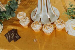 un delicioso boda. caramelo bar para un banquete. celebracion concepto. de moda postres mesa con dulces, dulces. frutas foto