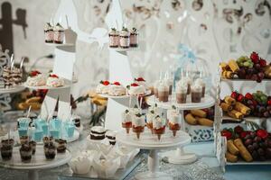 un delicioso boda. caramelo bar para un banquete. celebracion concepto. de moda postres mesa con dulces, dulces. frutas foto