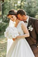 increíble sonriente Boda Pareja. un hermosa novia y un elegante novio. Beso de el novia y novio foto