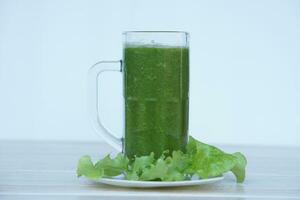 verde zalamero orgánico herbario vegetales en vaso, al aire libre antecedentes. concepto, sano bebida para salud. bien siendo y peso pérdida menú. hecho en casa refrescante bebidas alto fibras, desintoxicación foto