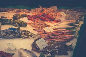 Barcelona, la boqueria un cubierto mercado para pez, carne, verduras, frutas y comidas de todas tipos foto