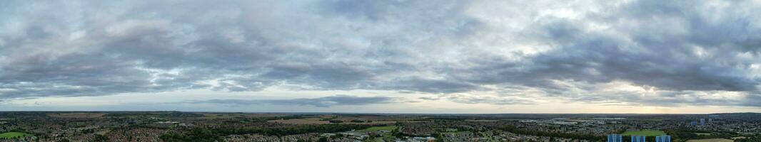 alto ángulo panorámico ver de norte lutón ciudad de Inglaterra unido Reino durante nublado puesta de sol. octubre 4to, 2023 foto