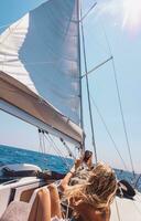 bonito mujer teniendo divertido en el barco foto