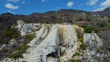 superiore di un' bianca montagna con blu laghi e molle nel Messico hierve del agua oaxaca fuco Visualizza video