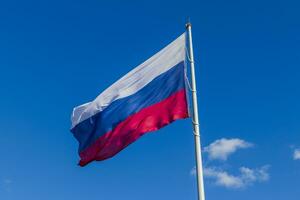 cerca arriba Disparo de el ruso bandera flotante en el viento. país foto